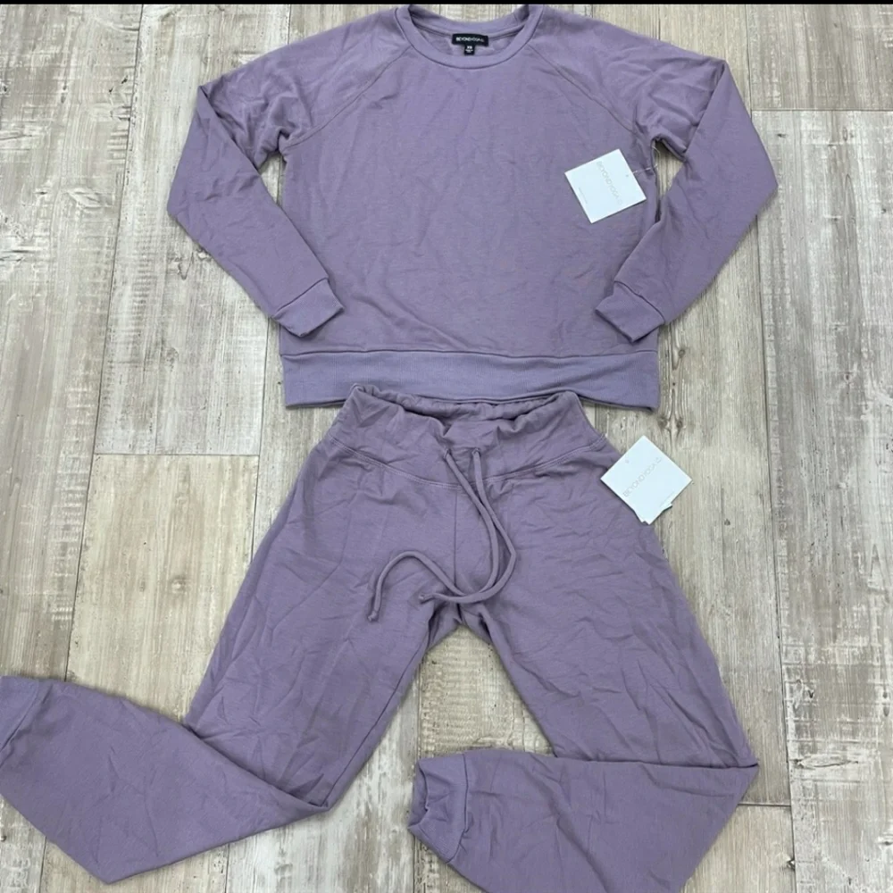 Beyond Yoga Sweatshirt Top & Jogger Bottom Set Wildo Purple XS nwt - Picture 4 of 4